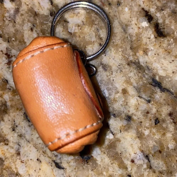 Tan faux leather  Cuba keychain - Picture 5 of 6